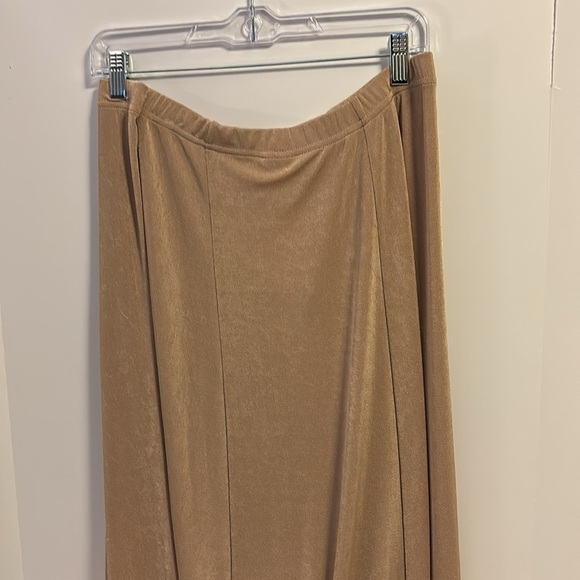 DAMART BRAND GOLD LONG MAXI SKIRT
POLY AND ELASTANE ELASTIC WAIST 19”
GREAT FLOW - Picture 4 of 4